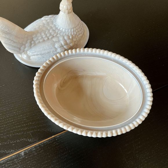 Westmoreland/Rosso Marble Slag Glass Covered Chicken with a Split Tail on a Wove - Picture 5 of 6